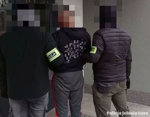 dwóch policjantów w cywilnych ubraniach z opaskami z napisem Policja