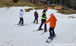 Policyjne patrole narciarskie na stoku w Karpaczu
