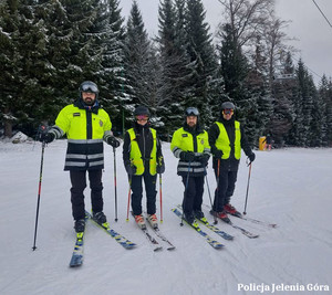 Policjanci z Polski i Cech w patrolu narciarskim na stoku