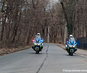 Policjanci w patrolu motocyklowym