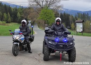 Policjant na quadzie i na motocyklu