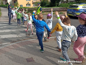 przedszkolaki na przejściu dla pieszych