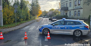 Potrącenie pieszych na przejściu w Jeleniej Górze. Jeleniogórscy policjanci apelują o rozwagę na drodze
