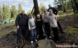 Służby mundurowe z uczniami rozmawiają o bezpieczeństwie w ramach „Zabaw terenowych – Zgubek”