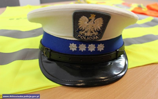 Kamizelka policyjna i czapka policjanta ruchu drogowego