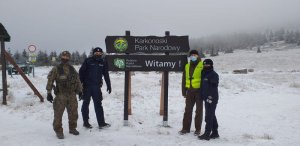 Policjanci i strażnicy leśni w ramach akcji zima sprawdzają pustostany, miejsca koczowania osób w terenach leśnych oraz patrolują szlaki turystyczne.
