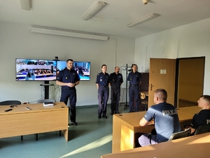 policjanci siedzący w ławkach podczas szkolenia