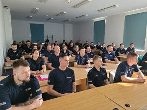 policjanci siedzący w ławkach podczas szkolenia