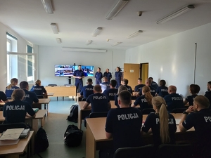 policjanci siedzący w ławkach podczas szkolenia