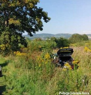 Pojazd Hyundai po wypadku poza drogą