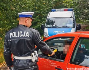 Policjant badający trzeźwość kierującego