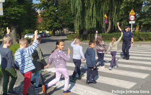 Policjantka z dziećmi na pasach