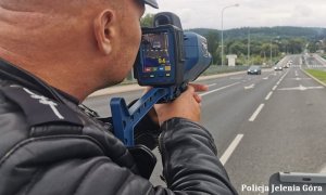 Policjant jeleniogórskiej drogówki w trakcie pomiaru prędkości