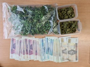 Marihuana, gotówka zabezpieczone przez funkcjonariuszy