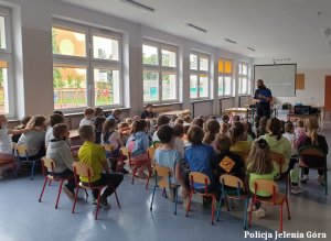 policjantka z dziećmi w szkole