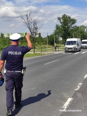 radiowóz oraz policjant Ruchu drogowego