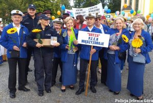 Policjanci na wspólnym zdjęciu z seniorami