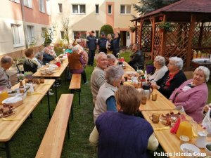 Mundurowi z okazji Dnia Seniora w Domu Pomocy Społecznej „Pogodna Jesień” .