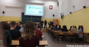 Policjanci na spotkaniu ze studntami