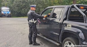 Policjant jeleniogórskiej drogówki w trakcie kontroli