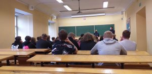 Jeleniogórscy policjanci rozmawiają o bezpieczeństwie ze studentami.