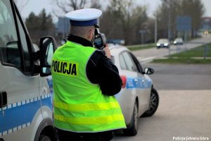 Policjant jeleniogórskiej drogówki w trakcie akcji Prędkość