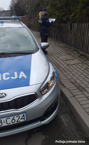 Policjantka podczas działań związanych z pandemią