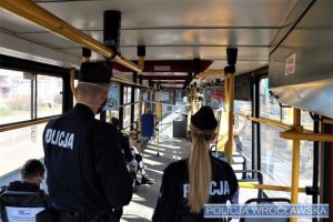 Kontrole realizowania obowiązujących obostrzeń wciąż trwają. Policjanci apelują o ich przestrzeganie!