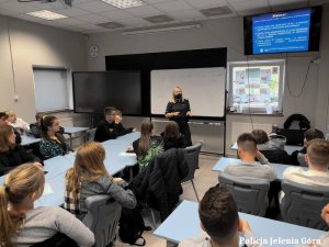 O zagrożeniach,  między innymi w sieci rozmawiała policjantka z uczniami