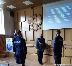 Policjant składa meldunek komendantowwi