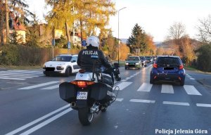 Policjant w trakcie akcji znicz w okolicy jeleniogórskiego cmentarza