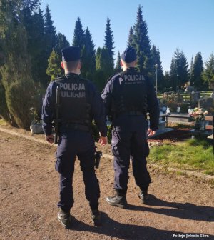 Policjanci na cmentarzu