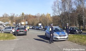 Policjanci ruchu drogowego dbają o bezpieczeństwo na drodze