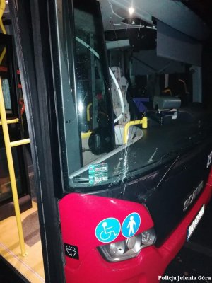 Nie potrafił wytłumaczyć, dlaczego wybił szybę w autobusie