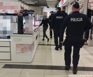 Policjanci w galerii handlowej w związku z działaniami