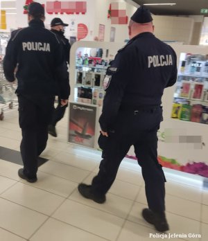 Policjanci sprawdzają stosowani się do obostrzeń