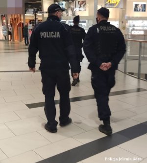 Policjanci w galerii