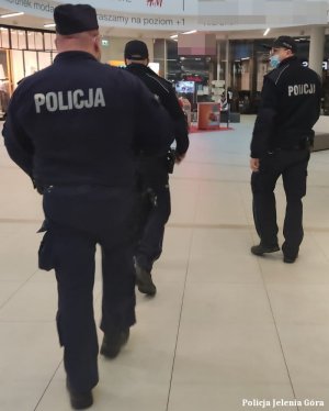 Policjanci sprawdzają czy kliencie stosują się do obowiązku zakrywania ust i nosa