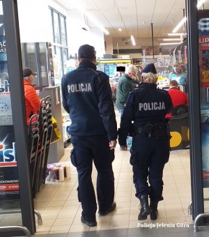 Policjanci kontrolujący centra handlowe