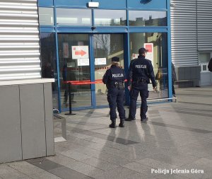 Policjanci kontrolujący centra handlowe