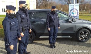 nowy radiowóz zaproszeni goście i przekazanie kluczy Pani Zastępcy Komendanta Komisariatu Policji w Karpaczu