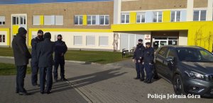 nowy radiowóz zaproszeni goście i przekazanie kluczy Pani Zastępcy Komendanta Komisariatu Policji w Karpaczu