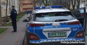 Policjant w trakcie sprawdzania kwarantanny