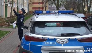 Policjantka w trakcie sprawdzania kwarantanny