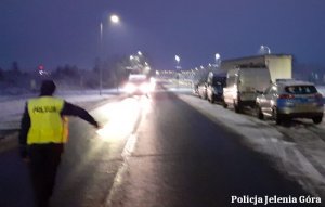 Policjant zatrzymuje pojazd do kontroli drogowej