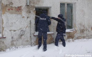 Policjanci sprawdzają miejsca, gdzie mogą przebywać osoby potrzebujące pomocy