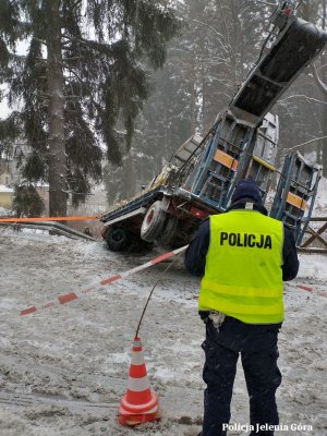 Policjant na zdarzeniu drogowym w Szklarskiej Porębie