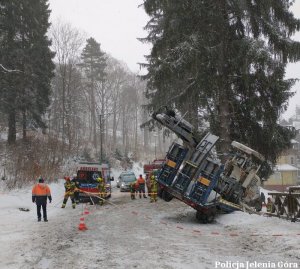 Przewrócony traktor wraz z naczepą