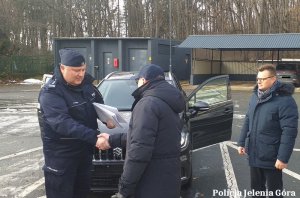 Komendant Miejski Policji w Jeleniej Górze- insp. Leszek Zagórski wręcza podziękowanie Prezydentowi Jeleniej Góry Jerzemu Łużniakowi