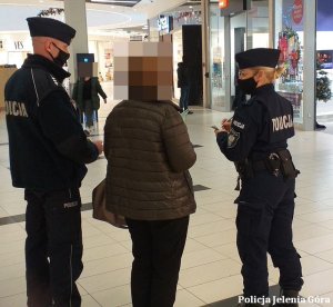 Policjanci w galerii sprawdzają stosowanie się do obostrzeń